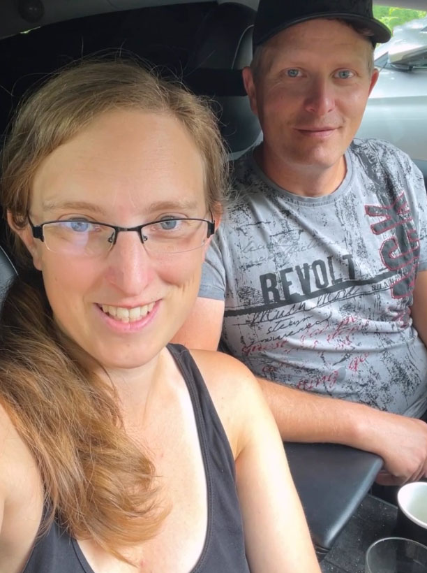 Tesla Camper: Franzi und David im Auto